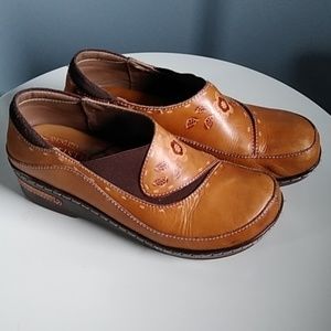 GUC Tan Leather Shoes